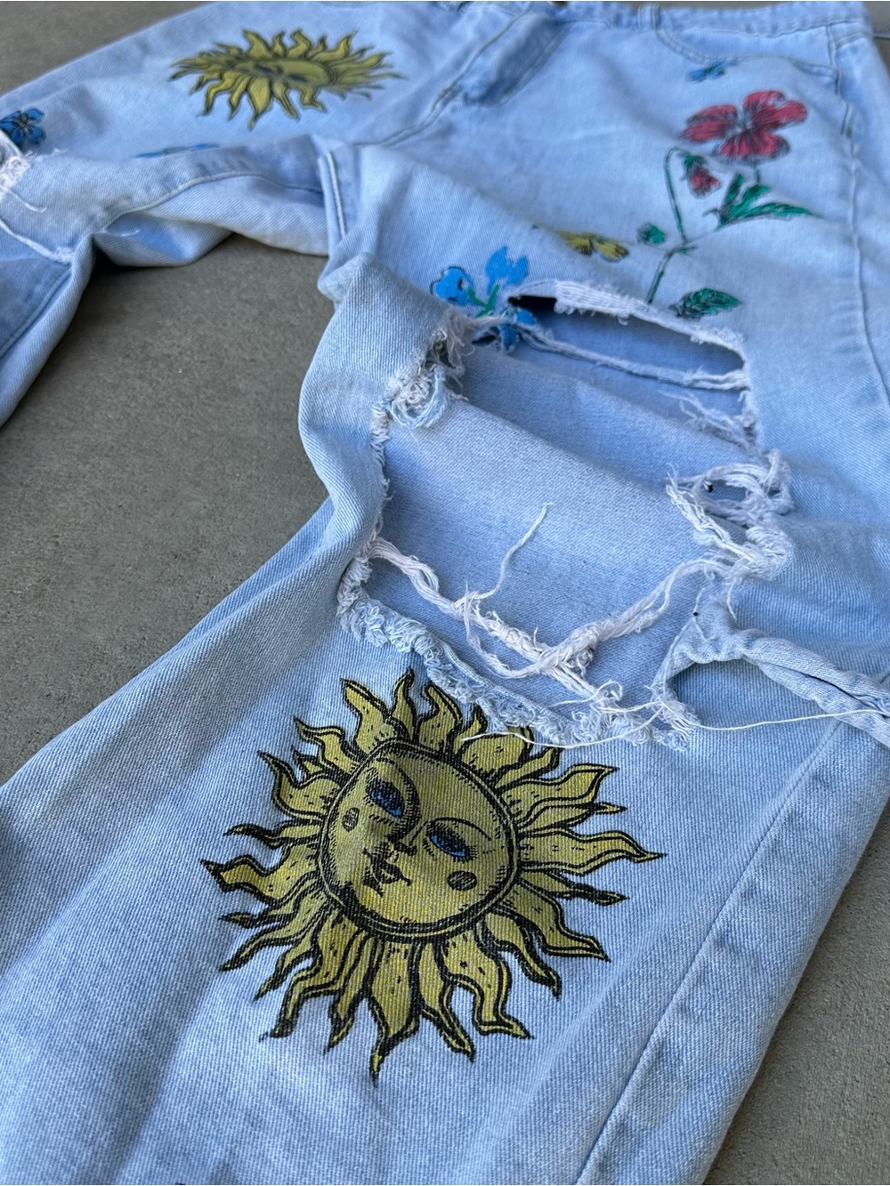 Light Wash Floral Sun Patch Distressed Women’s High Rise Jeans Size L 40/42 - Picture 3 of 7